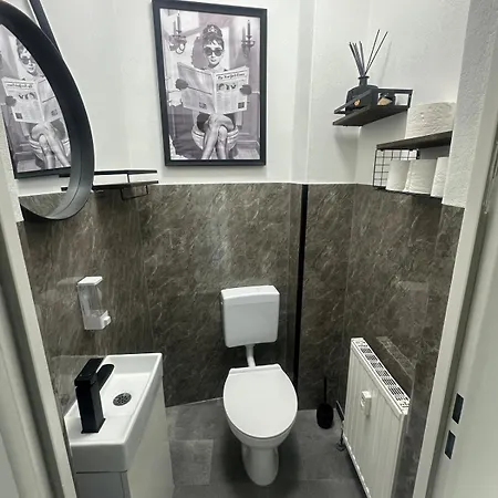 Modern, Centrally Located House For Up To 6 People * 에슈바일러