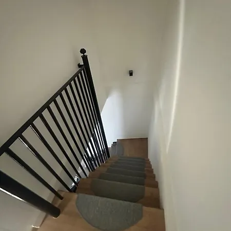 Modern, Centrally Located House For Up To 6 People شقة