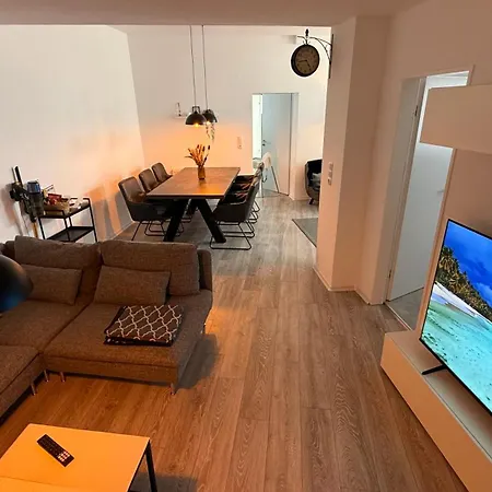 Modern, Centrally Located House For Up To 6 People شقة